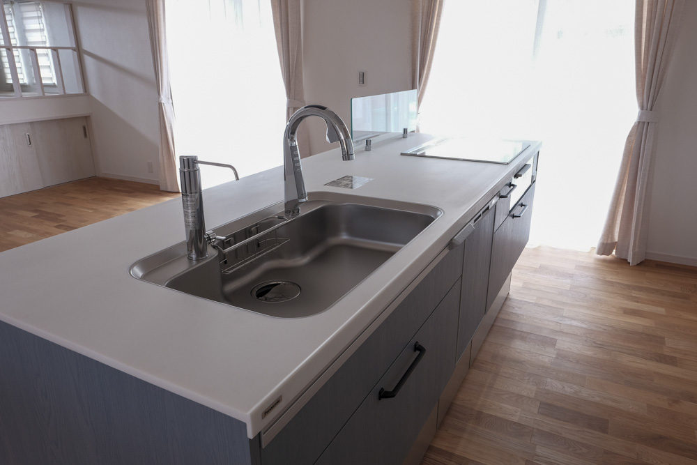 キッチンのスリムセンサー水栓と浄水器専用水栓（浄水カートリッジ内臓）