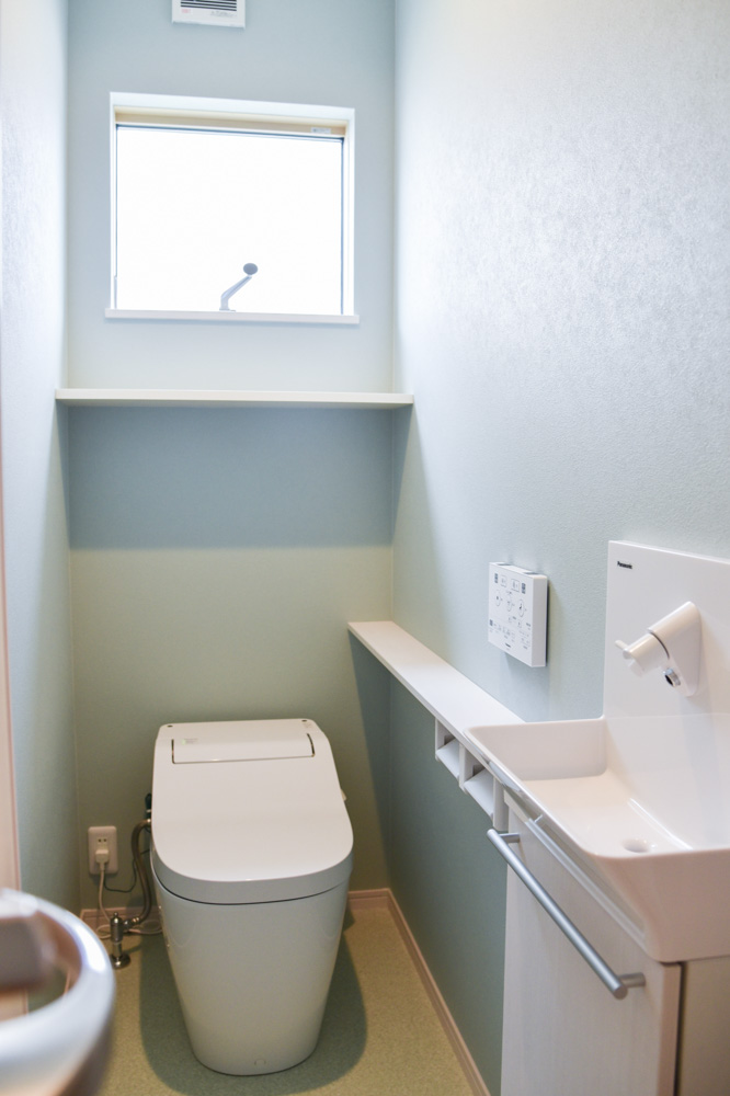 標準仕様の１階トイレ（便器：TOTO アラウーノS141／手洗いカウンター：アラウーノ手洗い ホワイトアッシュ／クッションフロア：サンゲツ HM-10172）