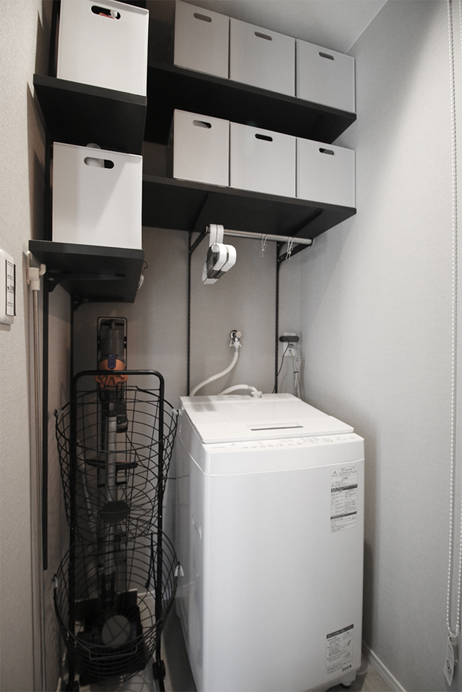 利便性の高い洗面室の可動棚収納スペース