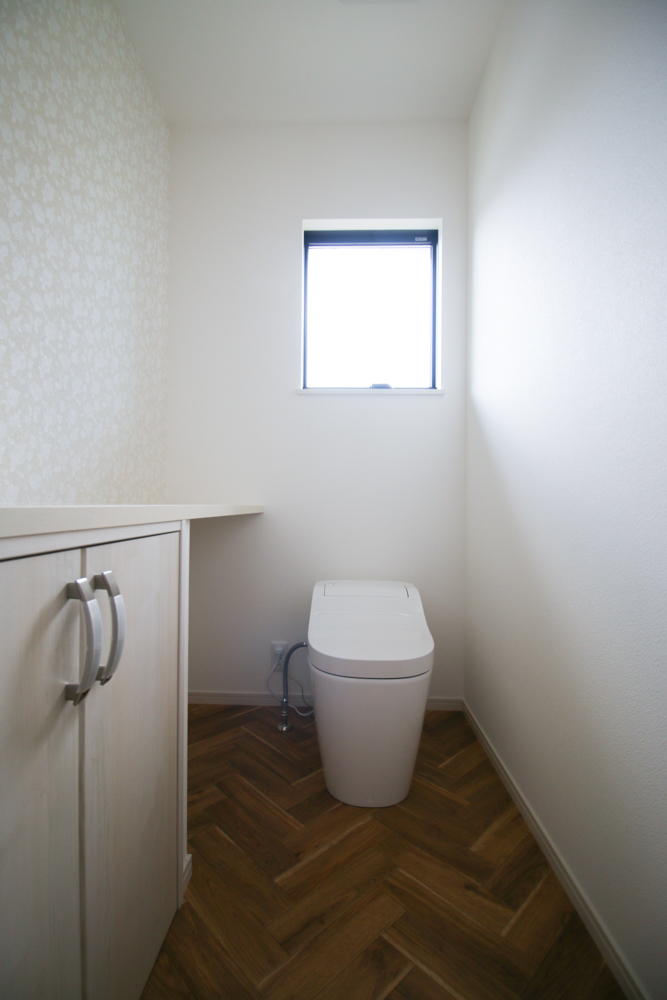１階トイレ（カウンター上クロス：サンゲツ SP2897/クッションフロア：サンゲツ HM10041）