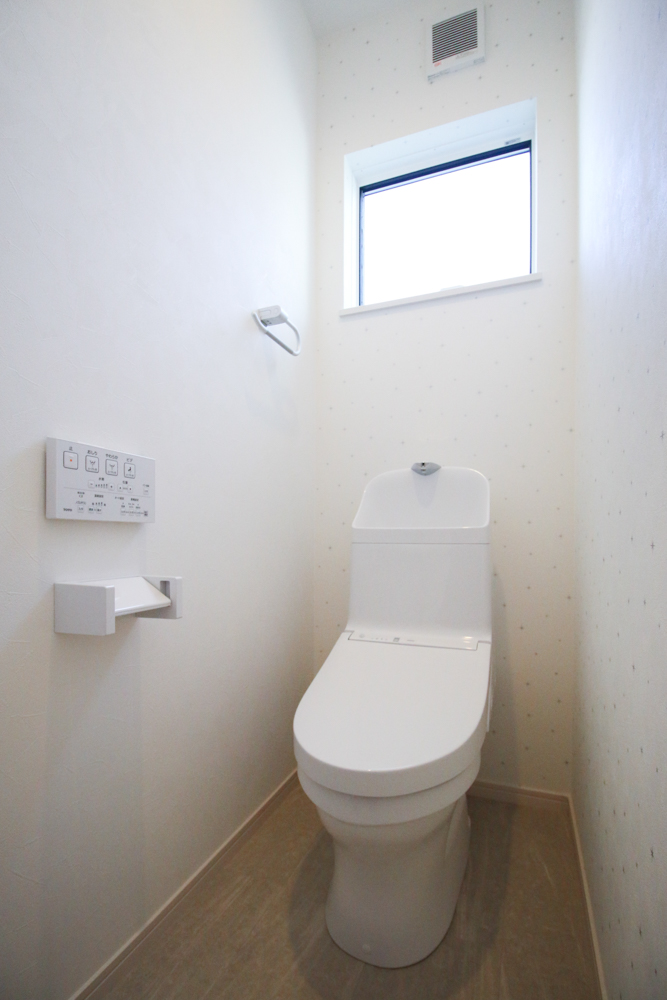 ２Fトイレ（クッションフロア：サンゲツ HM10084/壁アクセントクロス：サンゲツ SP2891）