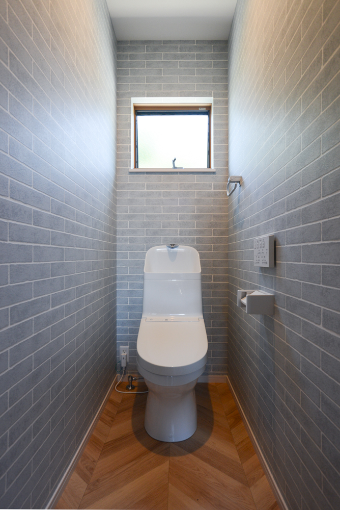 ２階トイレ（便器：TOTO ZJ1/アクセントクロス：サンゲツ FE74158/クッションフロア：サンゲツ HM-10015）