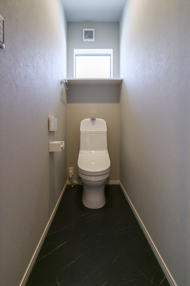 ２階トイレ（便器：TOTO JZ-1/壁全面・天井クロス：サンゲツ SP2833/クッションフロア：サンゲツ HM-10111）