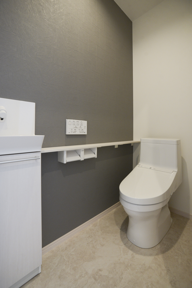 3階のトイレ（トイレ:TOTO ZJ1 ホワイト/手洗カウンター:Pansonicアラウーノ手洗い ホワイトアッシュ/壁アクセントクロス:サンゲツ SP-2899/フロアタイル:サンゲツ IS-934）