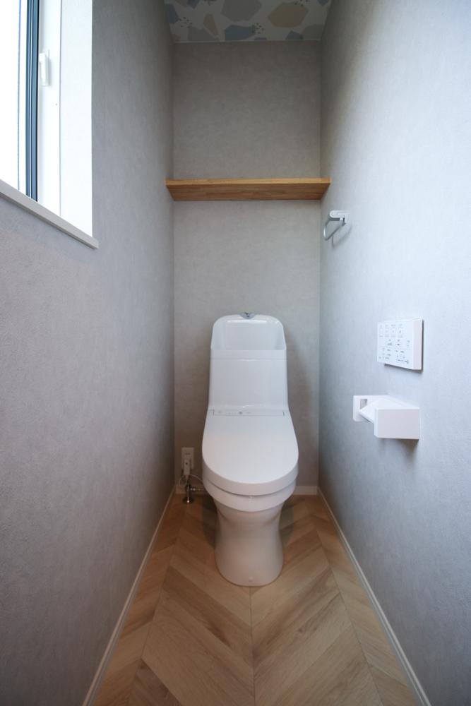 2階トイレ（床：サンゲツ フレンチへリン HM-10014／壁クロス：サンゲツ EF-74662／天井クロス：サンゲツ EF74379）