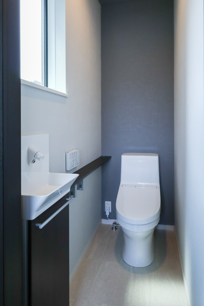 2階 トイレ（トイレ：TOTO ZJ1 ホワイト/手洗カウンター：Panasonicアラウーノ手洗い ソフトウォールナット/壁アクセントクロス:サンゲツ SP-2899/クッションフロア:サンゲツ HM-10083）