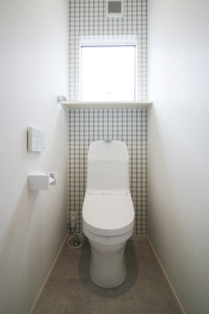 ２階トイレ（便器：TOTO ZJ1／アクセントクロス：サンゲツ SP-2893／クッションフロア：サンゲツ HM-10082）