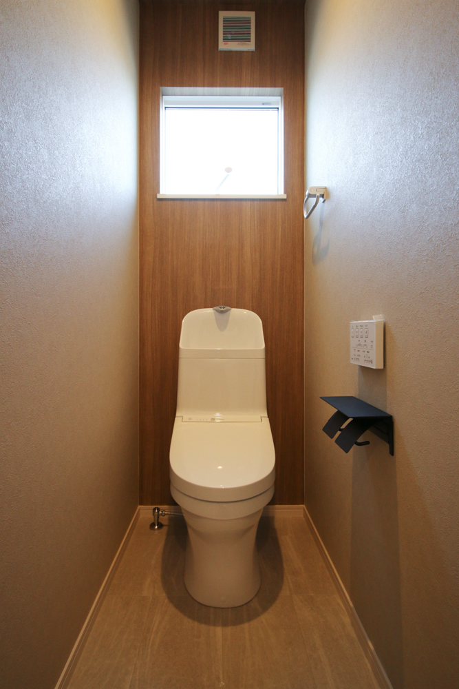 ２階トイレ（便器：TOTO ZJ1／窓面クロス：サンゲツ SP-2904／他クロス：サンゲツ SP-2836／クッションフロア：サンゲツ HM-10084／紙巻器：お施主様支給）