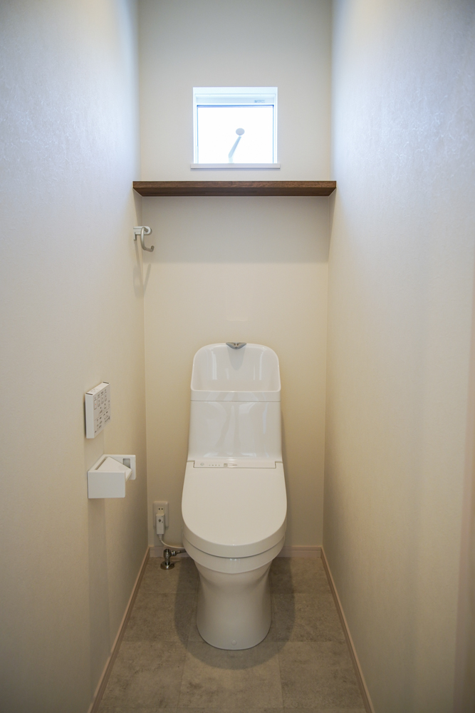 ２Fトイレ（棚：オーク色塗装/床:サンゲツHM10081)