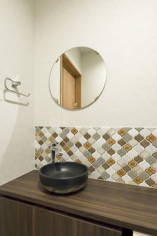 １階トイレ（タイル：名古屋モザイク コラベル NLA-CINDERELLA-MIX／手洗い器：信楽焼 H-03／鏡：TOTO 耐食鏡 丸型）