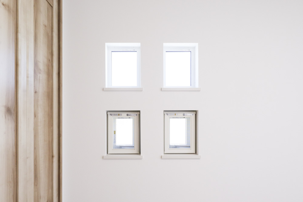洋室１の４つ窓（YKKap APW330）