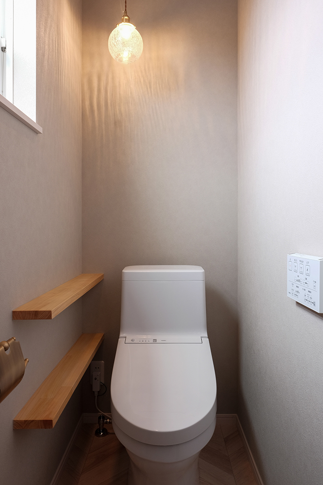 ２階住居用トイレ（便器：TOTO ZJ1/固定棚：クリア塗装/照明・タオルリング：施主様支給品）
