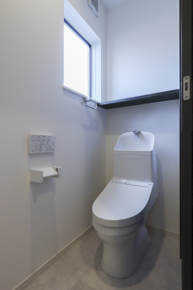 2Fトイレ(棚：ブラック塗装/床：サンゲツHM10081)