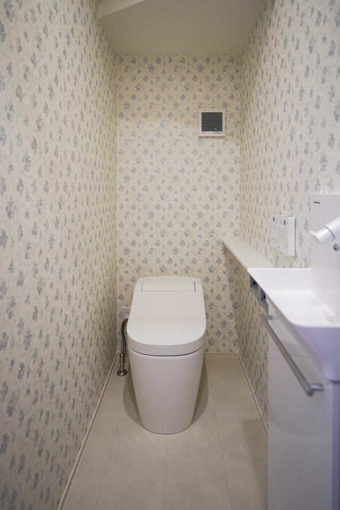 １階トイレ（便器：パナソニック アラウーノ Z160／手洗い：ビューティーホワイト／クロス：サンゲツ FE-74689／クッションフロア：サンゲツ HM15093）