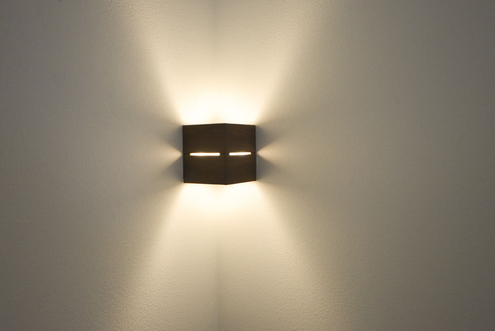 階段のブラケットライト（コイズミ照明 AH48928L）