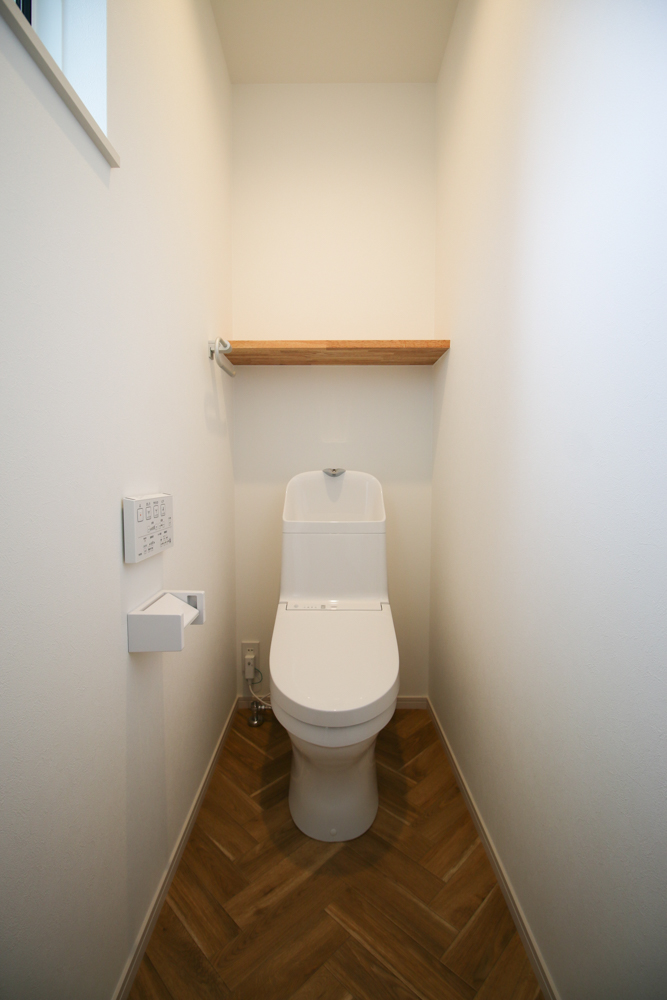 ２階トイレ（便器：TOTO ZJ1／クッションフロア：サンゲツ HM-11023）