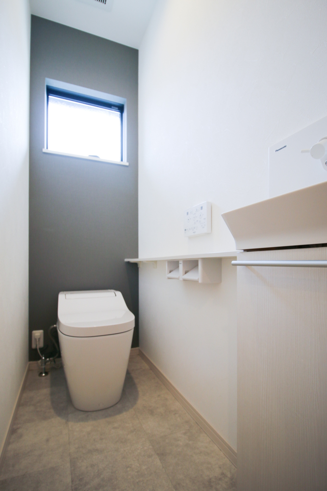 1階トイレ（アクセントクロス：シンコール SLP-610/クッションフロア：サンゲツ HM-10081）