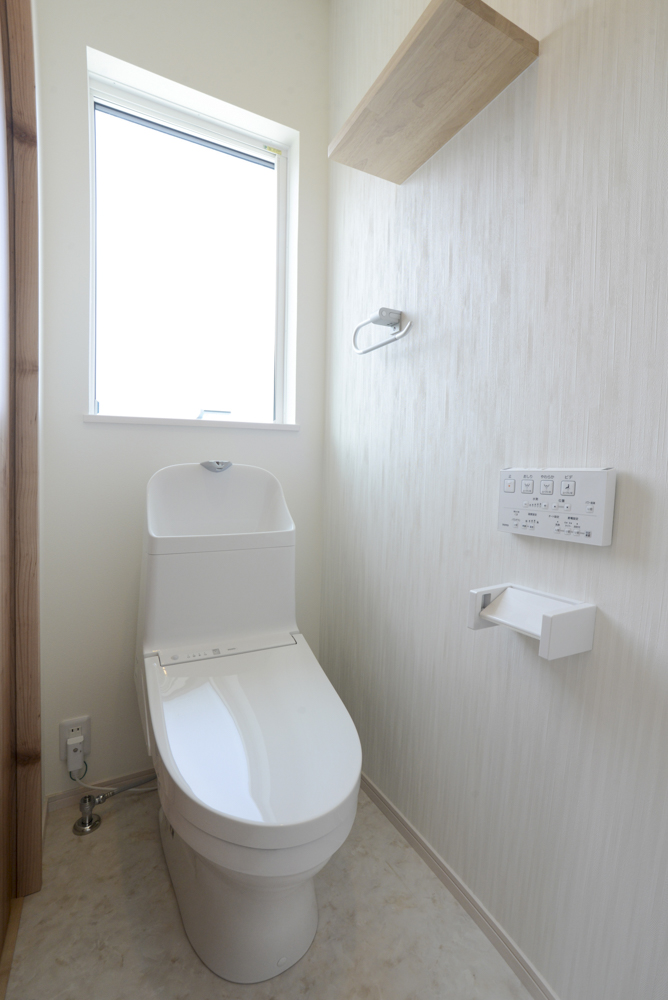 ２階トイレ（便器：TOTO ZJ1 ホワイト/棚：NODA アートクチュール ノットメープル柄 ハニー色/クッションフロア：サンゲツ HM-10099）