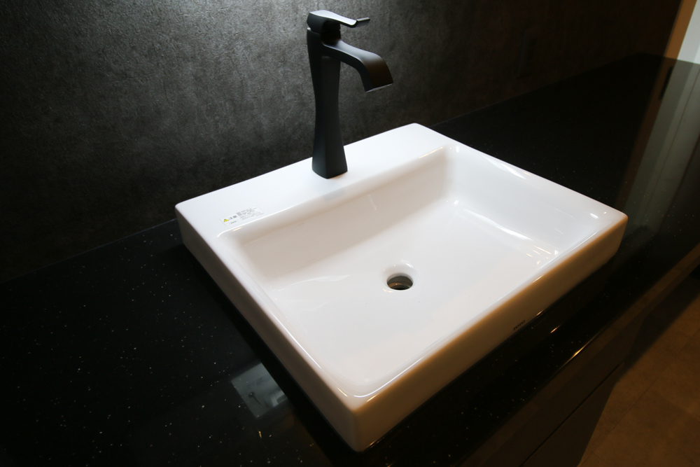 1階洗面化粧台（洗面器：TOTO LS-717C／水栓：KAKUDAI 183-163D ブラック）