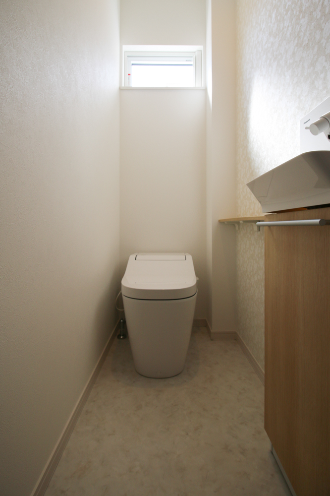 １階トイレ（便器：Panasonic アラウーノS141/カウンター：ソフトオーク柄/アクセントクロス：サンゲツ SP2897/クッションフロア：サンゲツ HM10099）