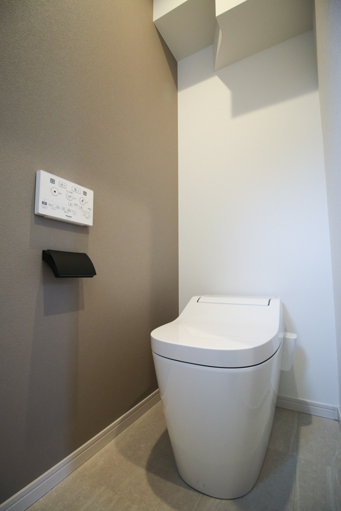 １階トイレ（床：HM-10083／ぺーパーホルダー：サンワカンパニー BA08019）