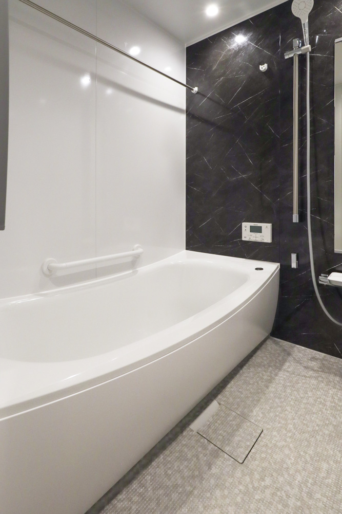 バスルーム（TOTO サザナ/アクセント壁パネル：マルキーナグレー/床：ライトグレーラグ調/クレイドル浴槽：ホワイト）