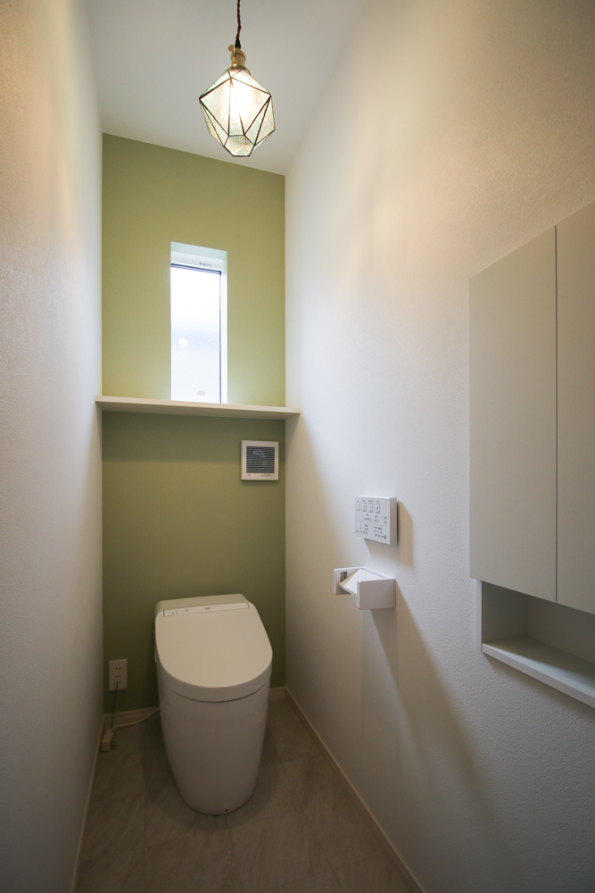２階トイレ（便器：TOTO NJ1／クロス：サンゲツ SP-2880／クッションフロア：サンゲツ HM-10088）