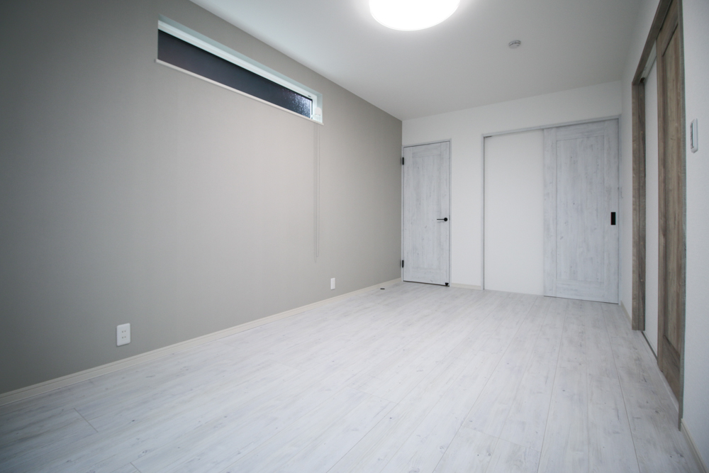主寝室（床・建具：NODA アートクチュール グレイスパイン柄ペイントホワイト色／アクセントクロス：サンゲツ SP-2833）