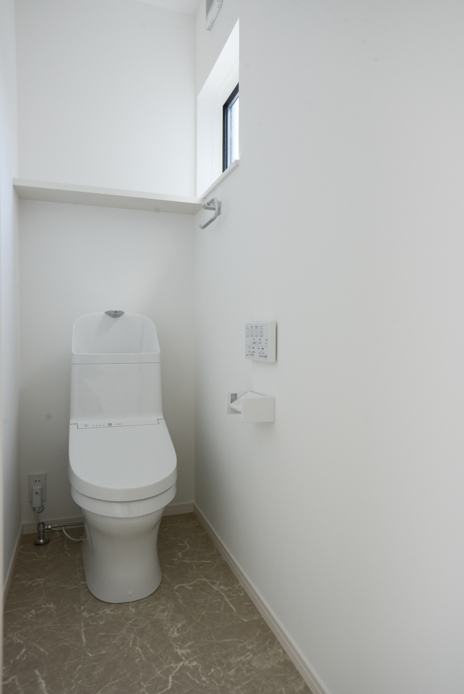 ２階のトイレ（便器：TOTO　ZJ1/クッションフロア：シンコール　E5098/固定棚：南海プライウッド　アートランバー　シェルホワイト）