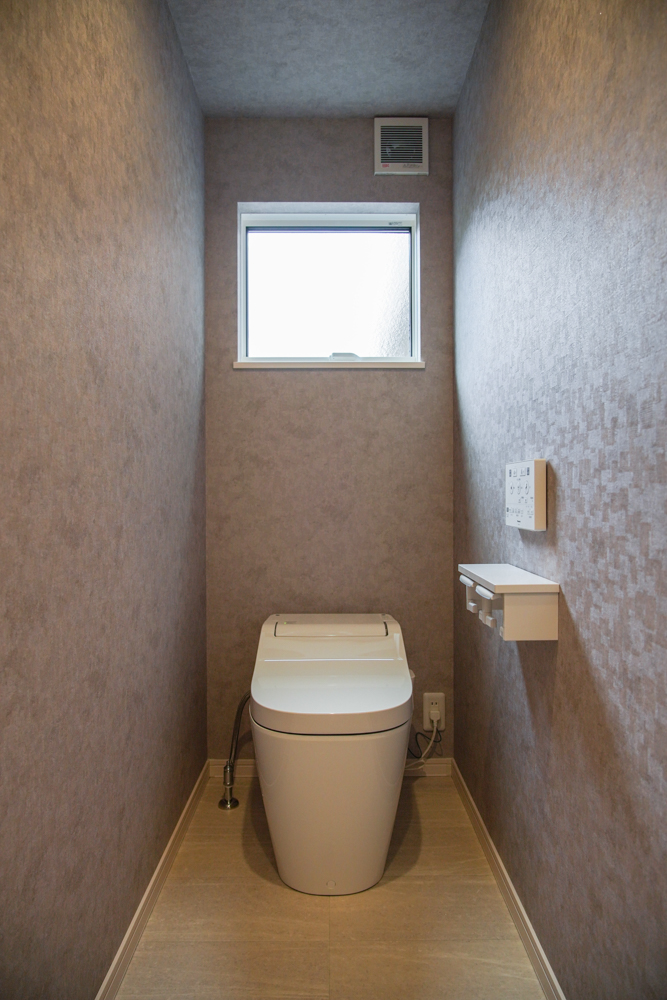 1F標準トイレ（壁・天井クロス：サンゲツ FE6175/クッションフロア：サンゲツ HM10083）
