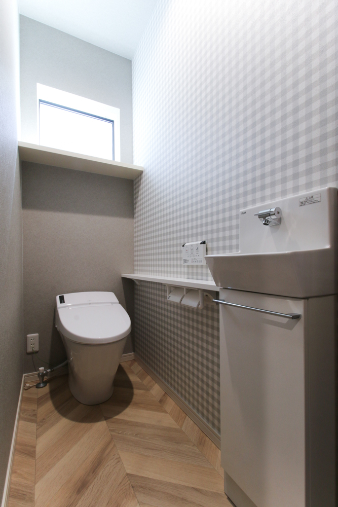 １階トイレ（便器：LIXIL ベーシアハーモJ／アクセントクロス：FE74560／クッションフロア：HM-10015）
