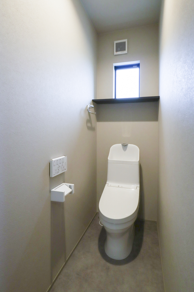 ２階トイレ（便器：TOTO ZJ1／クロス：サンゲツ SP-9733／クッションフロア：サンゲツ HM-11087／棚：南海プライウッド アートランバー アンバーウォールナット）