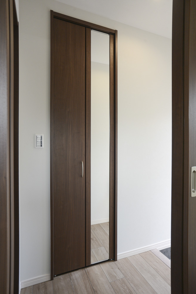 玄関収納(DAIKEN hapia クローゼット折戸ミラー付き ダルブラウン)※101号室