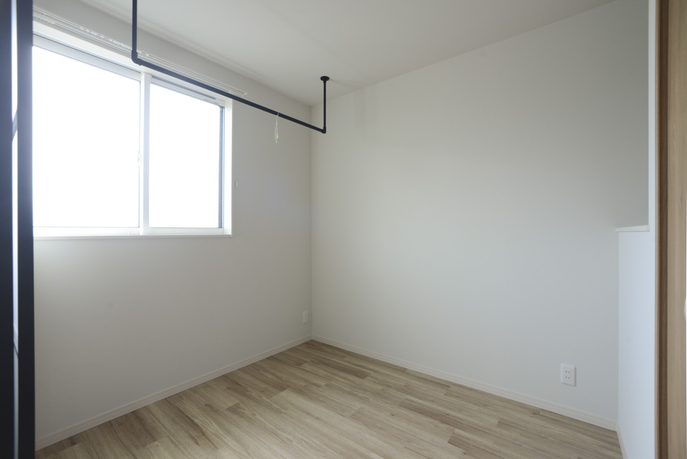 洋室1:外壁側を向いたアングル(物干しアイアンバー:Bulls C型アイアンバー ブラック)※202号室