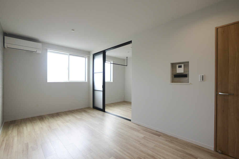 ダイニングからリビング・洋室1を見たアングル※202号室