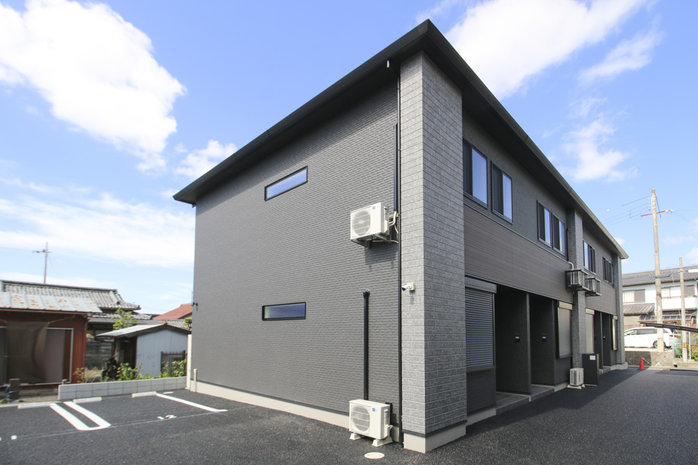 道路正面である駐車場側からの外観